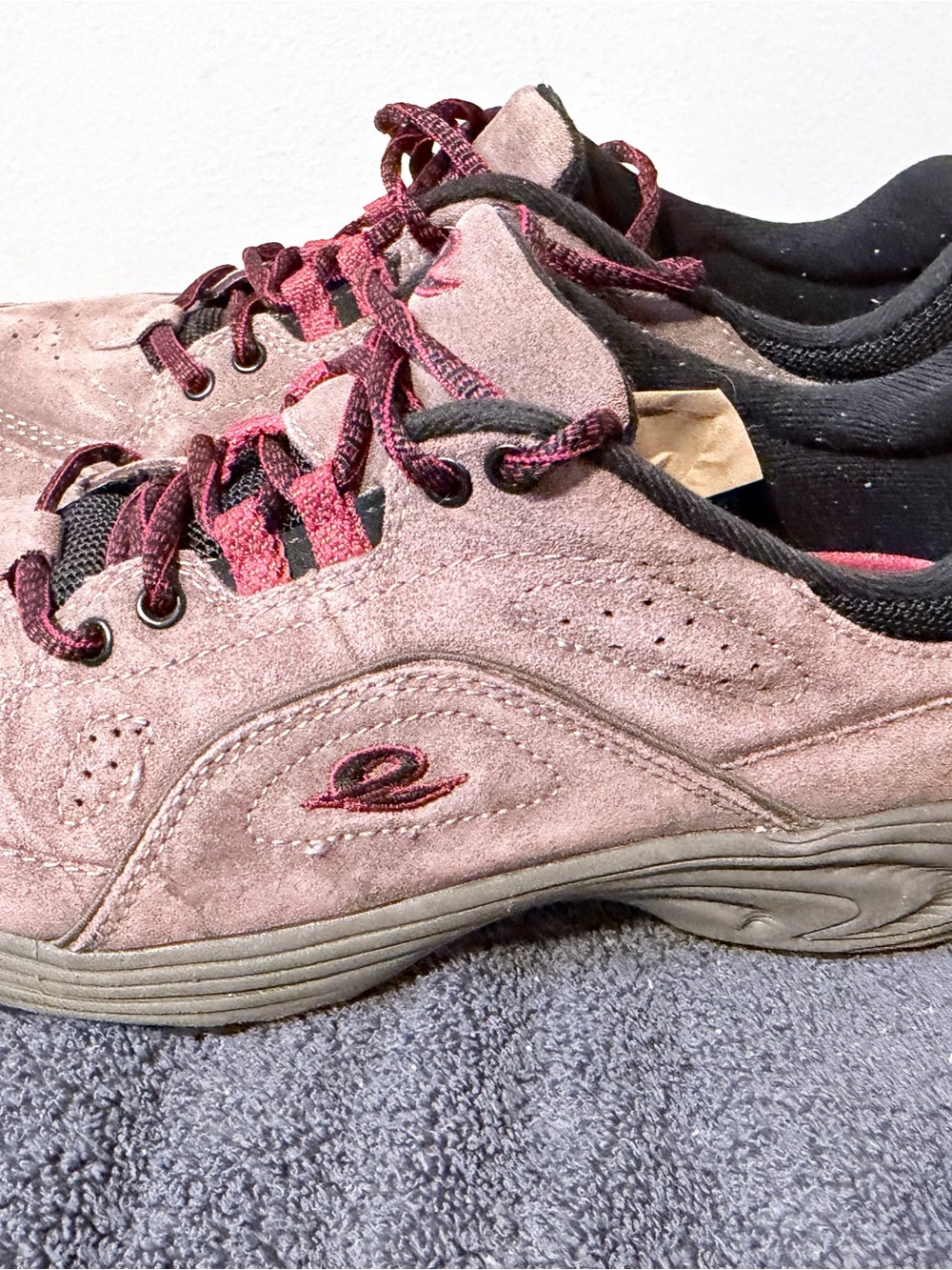 Easy Spirit Womens Suede Athletic Sneakers in Taupe and Burgundy